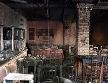 Σπαραγμός στην κηδεία των 3 γυναικών στην Καλαμάτα - Με εγκαύματα και συντετριμμένος ο ιδιοκτήτης της ταβέρνας (φώτο)